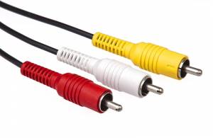 Conectores RCA para video compuesto (amarillo) y sonido estereofónico (blanco y rojo)